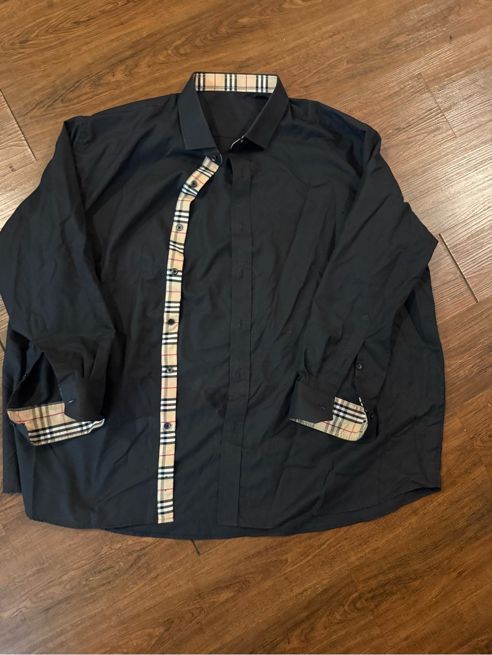 Burberry Men's Black Button-Up Shirt with Plaid Trim (R3PLICA)